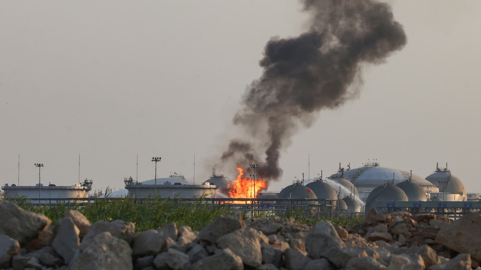 Booms and flight disruptions in Riyadh as Saudi-Houthi war escalates