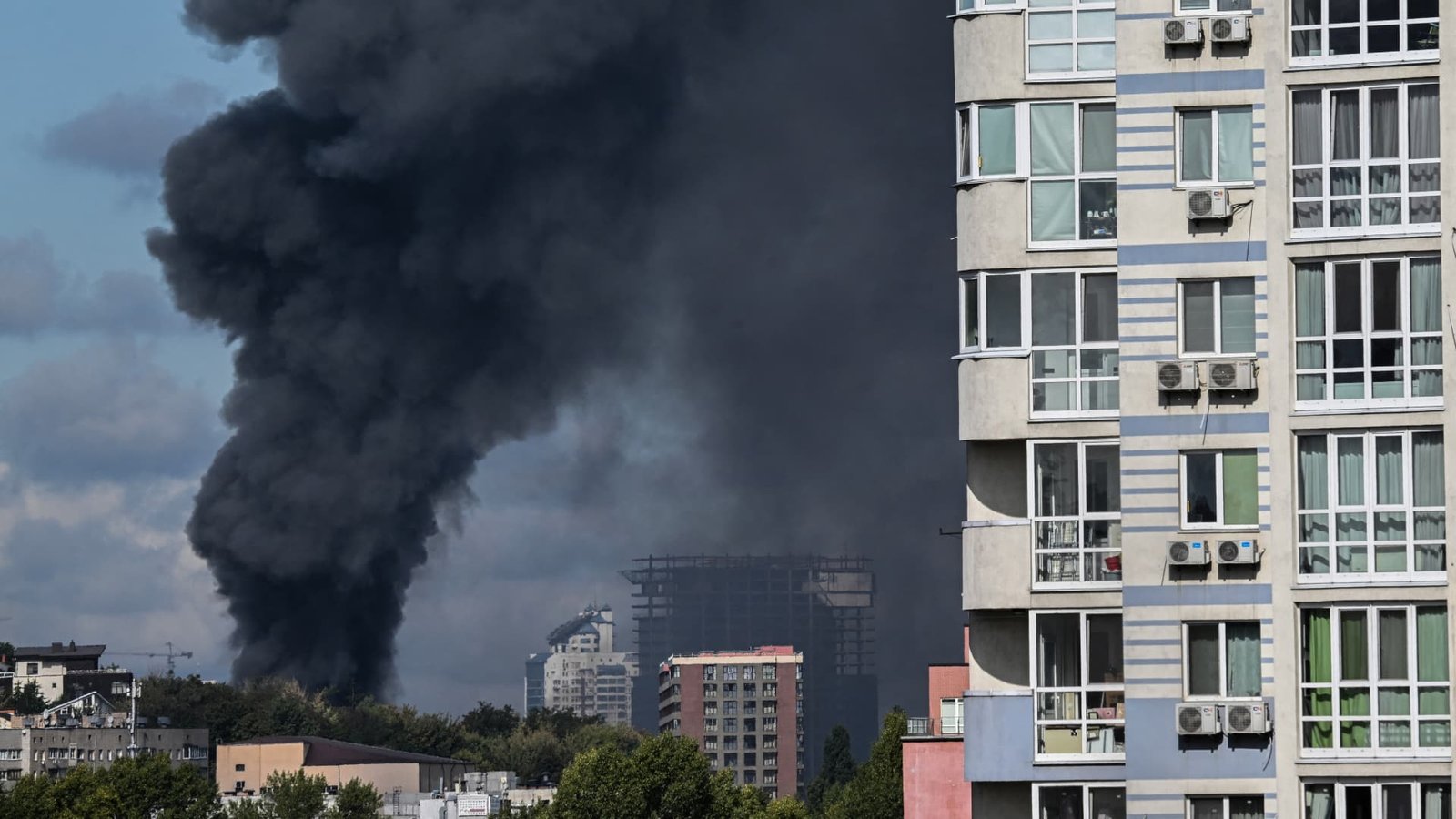 Russia pounds Ukraine's energy infrastructure, leaving 600,000 without power
