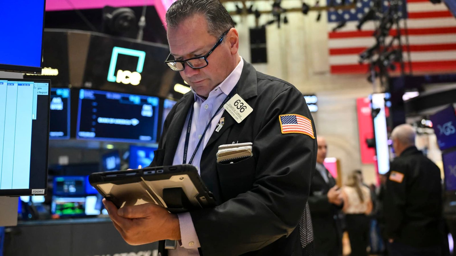 Midterms, Apple earnings, jobs report. Wall Street faces a big week ahead just as investors dump tech