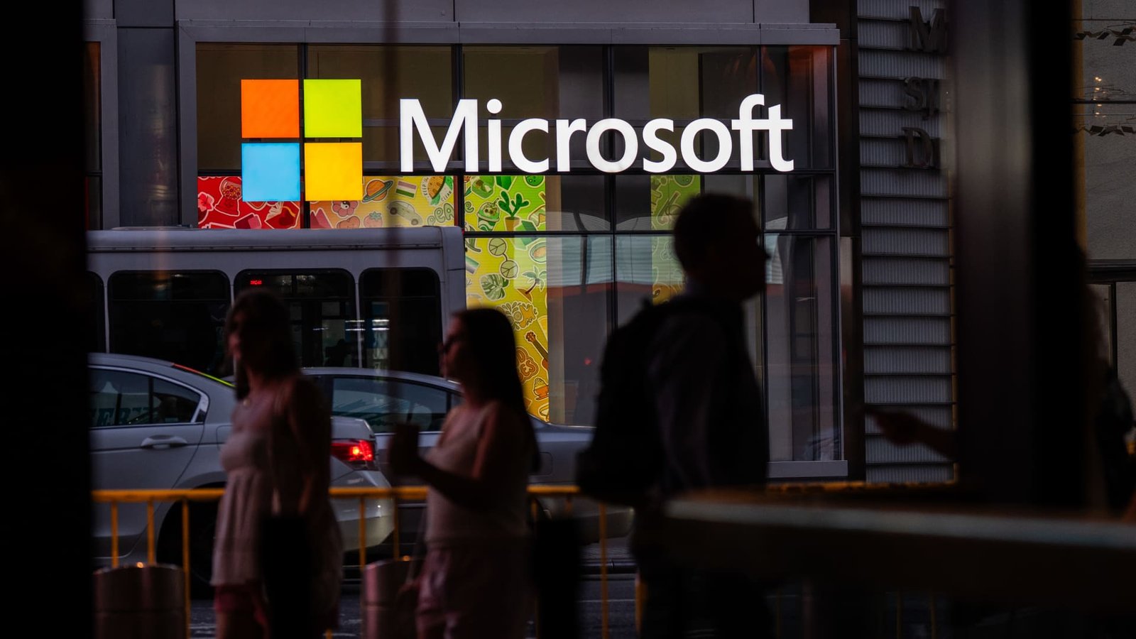 Jim Cramer: Why investors are punishing Alphabet and giving Microsoft a pass