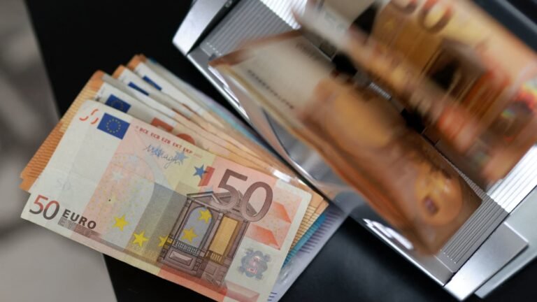 Euro zone economy slows to 0.4% growth in Q3 as crisis-hit France contracts